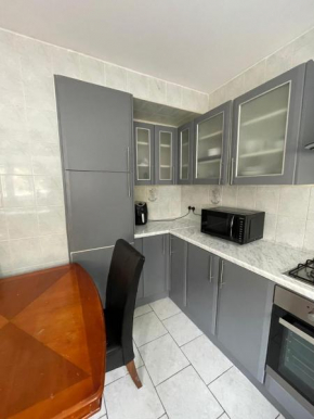 Lovely spacious 3 bedroom house with sofa bed, 30 minutes from Central London